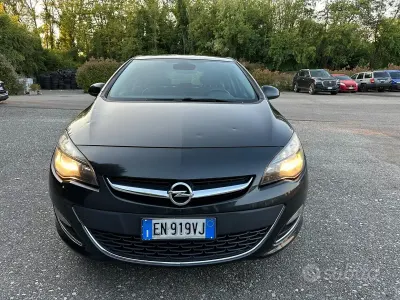 Begagnad Opel Astra Cosmo 130 HK (95 kW) 2013 Svart Sedan