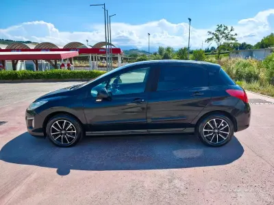 Usata Peugeot 308 Active 112 CV (82 kW) 2012 Nero Berlina