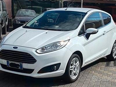 Usata Ford Fiesta Individual 95 CV (69 kW) 2014 Bianco Berlina