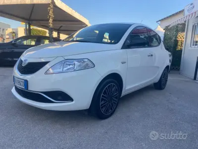 Usata Lancia Ypsilon 69 CV (50 kW) 2016 Bianco Utilitaria