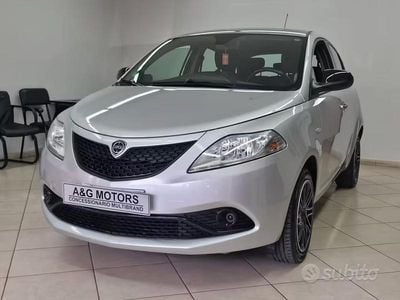 Usata Lancia Ypsilon Gold 69 CV (50 kW) 2018 Grigio Utilitaria