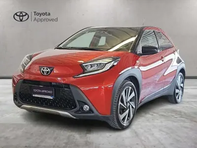 Usata Toyota Aygo X Lounge 72 CV (52 kW) 2022 Chili red & black met SUV