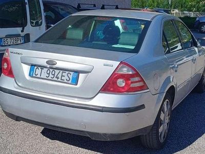 Usata Ford Mondeo Ghia 155 CV (114 kW) 2005 Argento Berlina