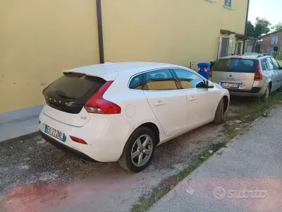 Usata Volvo V40 150 CV (110 kW) 2014 Bianco Berlina