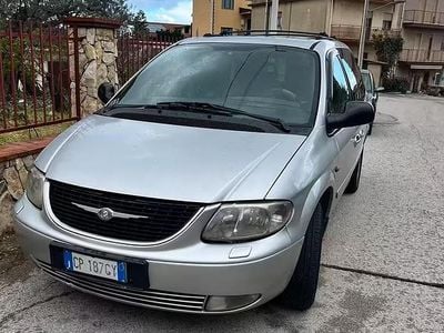 Usata Chrysler Voyager 143 CV (105 kW) 2004 Grigio Monovolume