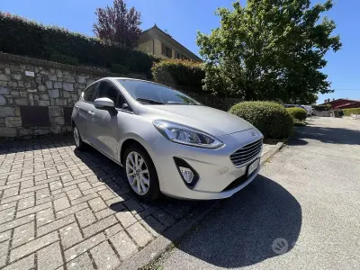 Usata Ford Fiesta Titanium 80 CV (58 kW) 2017 Grigio Utilitaria