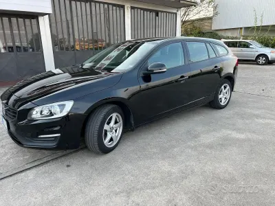 Usata Volvo V60 Business Edition 120 CV (88 kW) 2018 Nero Station wagon
