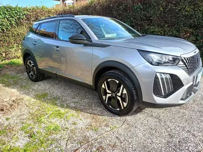 Usata Peugeot 2008 Allure 101 CV (74 kW) 2024 Grigio SUV