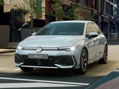 Nuova VW Golf VIII R-line Plus 150 CV (110 kW) 2026 Crystal ice blue metallizzato Berlina