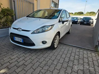 Usado Ford Fiesta Titanium 82 HP (60 kW) 2011 Branco Sedan