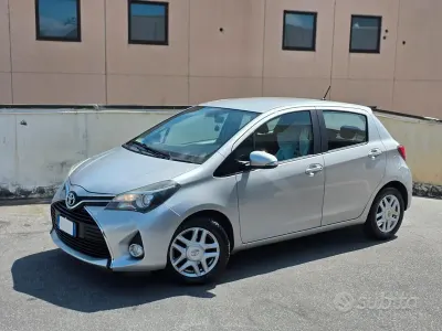 Occasion Toyota Yaris Lounge 69 ch (50 kW) 2015 Gris Citadine