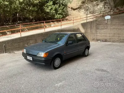 Usata Ford Fiesta 53 CV (38 kW) 1990 Grigio Utilitaria