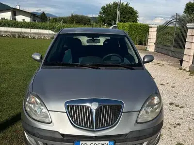 Usata Lancia Ypsilon 60 CV (44 kW) 2004 Argento Utilitaria