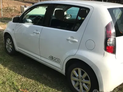 Usata Daihatsu Sirion 91 CV (66 kW) 2009 Utilitaria