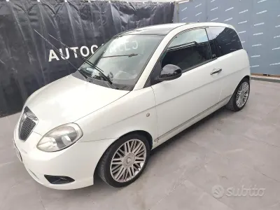Usado Lancia Ypsilon Platinum 69 HP (50 kW) 2011 Branco Citadino