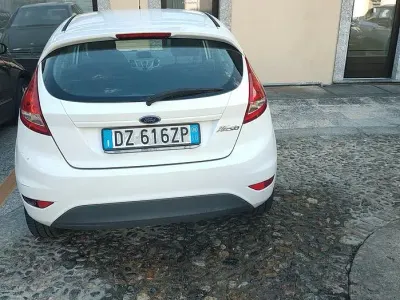 Usata Ford Fiesta 97 CV (71 kW) 2010 Bianco Berlina