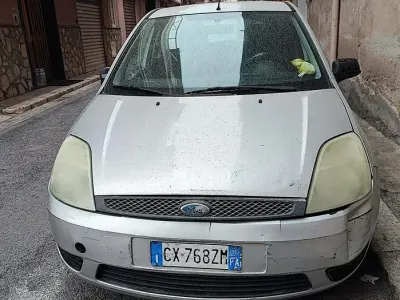 Usata Ford Fiesta 68 CV (50 kW) 2005 Grigio Utilitaria
