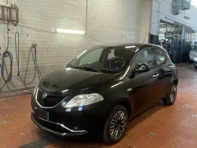 Usata Lancia Ypsilon Gold 69 CV (50 kW) 2017 Nero Utilitaria