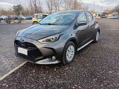Usata Toyota Yaris Hybrid Active 92 CV (67 kW) 2020 Grigio Berlina