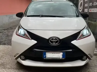 Usado Toyota Aygo 68 HP (50 kW) 2015 Branco Citadino