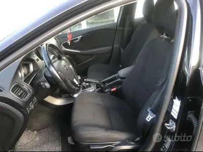 Usata Volvo V40 R-Design Kinetic 120 CV (88 kW) 2018 Nero Berlina