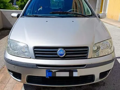 Usado Fiat Punto 60 CV (44 kW) 2003 Gris Utilitario