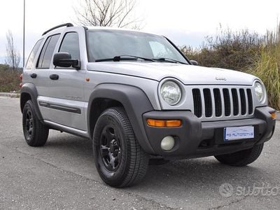 Usata Jeep Cherokee Sport 143 CV (105 kW) 2003 Grigio SUV