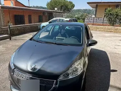 Usata Peugeot 208 68 CV (50 kW) 2013 Grigio Utilitaria