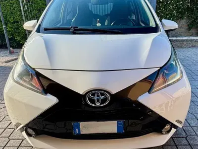 Usata Toyota Aygo Cool 69 CV (50 kW) 2015 Bianco Utilitaria