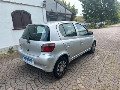 Grigio Usata 2004 Toyota Yaris Utilitaria | 2000 € (Buon prezzo)