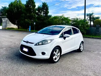Usata Ford Fiesta Titanium 95 CV (69 kW) 2012 Bianco Berlina