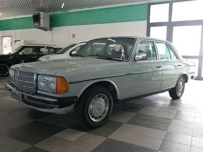 Usata Mercedes 200 94 CV (69 kW) 1979 Grigio Berlina