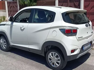 Usata Mahindra KUV100 87 CV (63 kW) 2021 Bianco SUV
