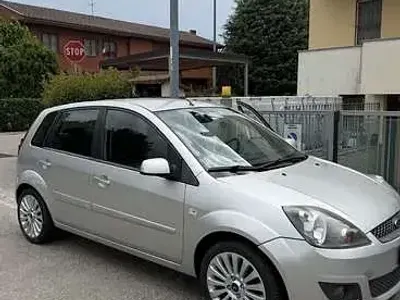 Usata Ford Fiesta Ghia 75 CV (55 kW) 2007 Grigio Utilitaria