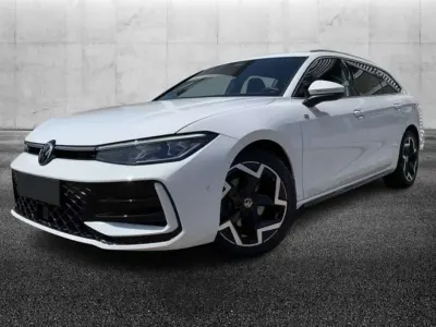 Usata VW Passat R-line 150 CV (110 kW) 2025 Bianco Station wagon