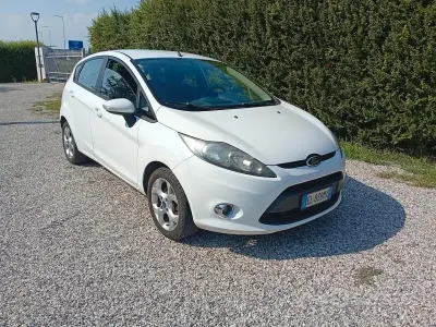 Usata Ford Fiesta Business Edition 92 CV (67 kW) 2012 Bianco Berlina