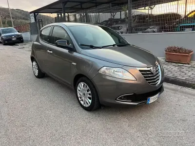 Usata Lancia Ypsilon Gold 69 CV (50 kW) 2015 Grigio Utilitaria