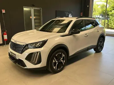 Usata Peugeot 2008 Allure 101 CV (74 kW) 2025 Bianco SUV