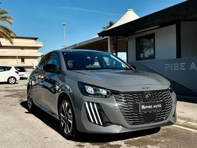 Usata Peugeot 208 Allure 101 CV (74 kW) 2025 Grigio Utilitaria