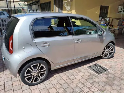 Usata VW up! high up! 75 CV (55 kW) 2015 Utilitaria