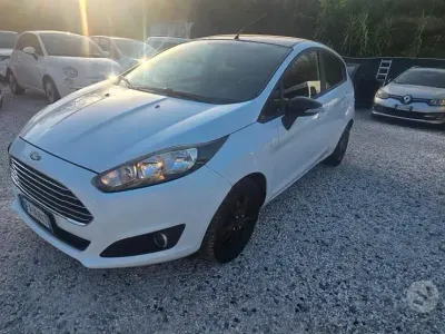 Usata Ford Fiesta 90 CV (66 kW) 2015 Bianco Utilitaria