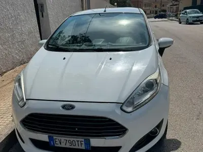 Usata Ford Fiesta 97 CV (71 kW) 2014 Bianco Utilitaria