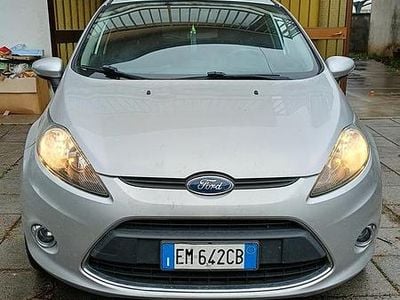 Usata Ford Fiesta 97 CV (71 kW) 2012 Grigio Utilitaria