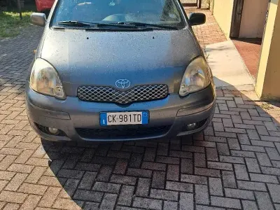 Usata Toyota Yaris 65 CV (47 kW) 2005 Grigio Berlina