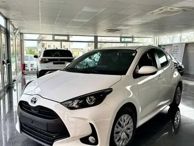 Begagnad Toyota Yaris Hybrid Business Edition 92 HK (67 kW) 2022 Vit Sedan