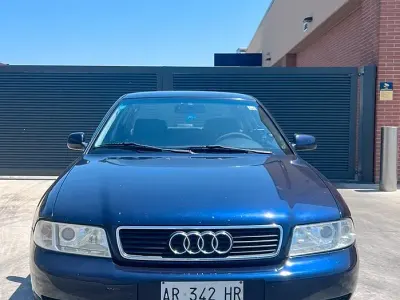 Usata Audi A4 125 CV (91 kW) 1997 Bluazzurro Berlina