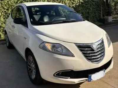 Usata Lancia Ypsilon Platinum 95 CV (69 kW) 2014 Bianco Utilitaria