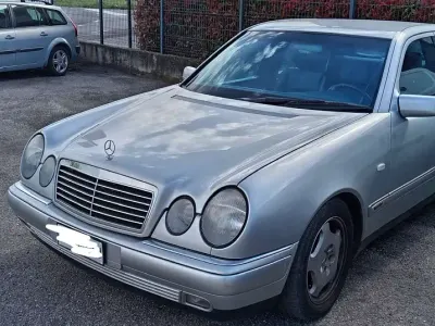 Usata Mercedes E200 Avantgarde 136 CV (100 kW) 1996 Argento Berlina