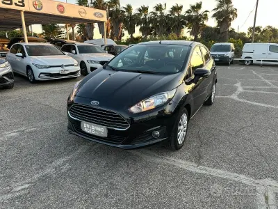 Usata Ford Fiesta Titanium 75 CV (55 kW) 2015 Grigio Utilitaria