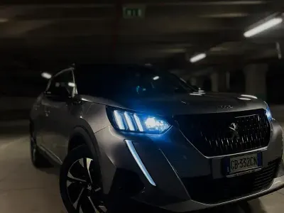 Usata Peugeot 2008 GT-line 131 CV (96 kW) 2020 Grigio SUV
